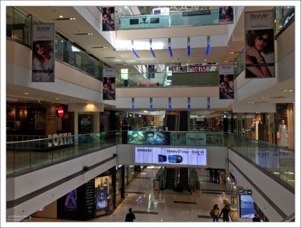 На семи этажах торгового центра Mall of India размещается несколько сотен магазинов.