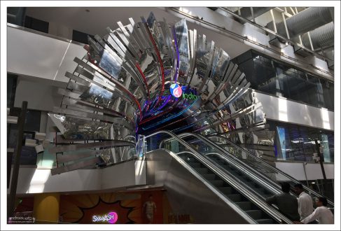 Вход на горнолыжную трассу прямо в центре Mall of India.