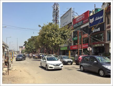 Современные машины в респектабельном районе Нойда.