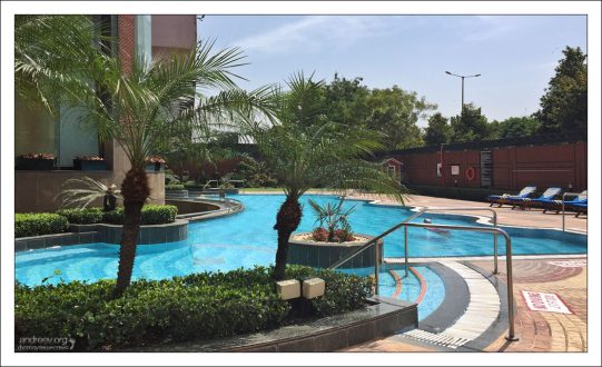 Бассейн в гостинице.