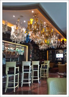 Гостиничный бар.