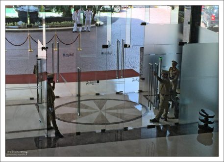 Охрана на входе в гостиницу Radisson Blu.