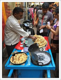 Свежие бисквиты Nan Khatai (похожие на песочное печенье) у торговца в Старом Дели.