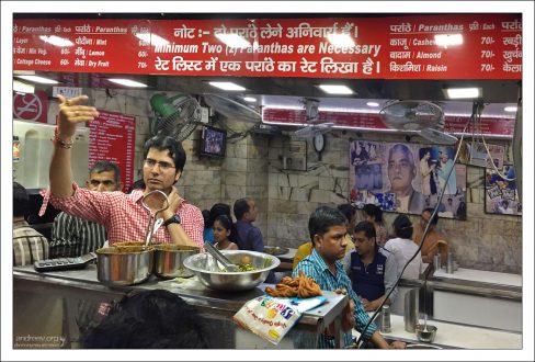 Gali Parathi Wali - узкая улица в районе Чандни-Чоук в Дели, где расположена целая серия магазинов, продающих индийские лепешки Paratha.