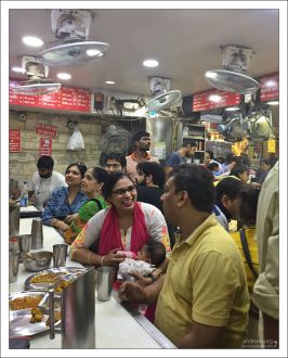 Пообедать на Gali Parathi Wali приходят целыми семьями.