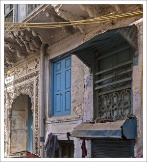 Этот небольшой переулок примечателен тем, что здесь почти в первозданном виде сохранились многие из старых "haveli" или особняков, некогда украшавших Старый Дели.