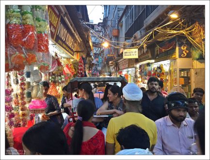 Особенностью улицы Chandni Chowk является ее аутентичность – рынок существовал здесь «всегда», ну по крайней мере лет 500 точно.
