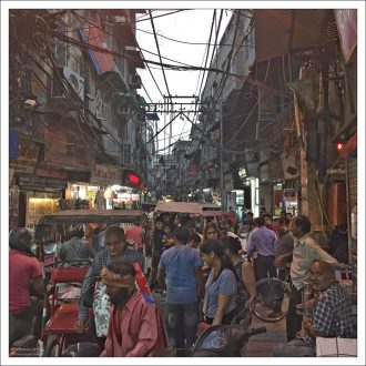 На тесных узких улицах снуют велосипеды, мотоциклы, нагруженные тачки.