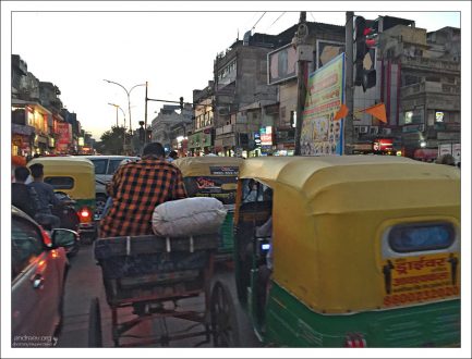 Случись такое, что машина на кого-то наехала, то водителю ничего не будет, если в этот момент он сигналил. Поэтому сигналят все и всегда.