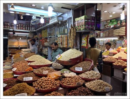 Разнообразие орехов, сухофруктов и специй.