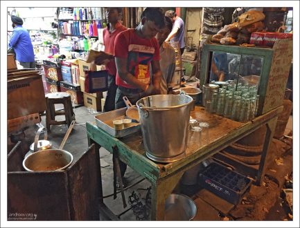 Сомнительной чистоты прилавок, где разливают масала-чай.