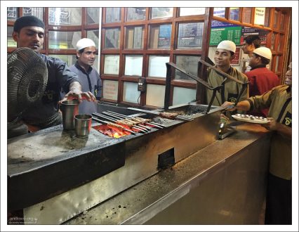 Очень популярный ресторан Karim’s.