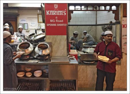 90% посетителей ресторана "Карим" не мусульмане, а индусы. А почему? А потому, что большинство из них не любят готовить мясо дома, а вот отведать в ресторане готовы вполне.
