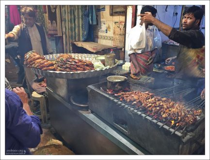 В воздухе висит пряный пар: с одной стороны установлен тандур, где готовят лепешки, с другой – дымят угли кебабной. Молодой кебабщик еле успевает менять шпажки.