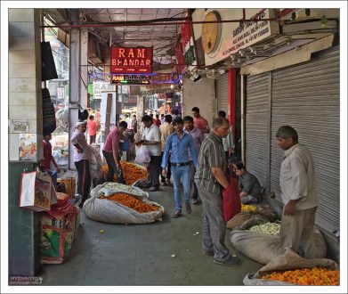 Улица Church Mission rd, где торгуют специями и цветами.