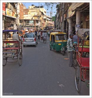 Более ретроградный вариант моторикши – велорикша.