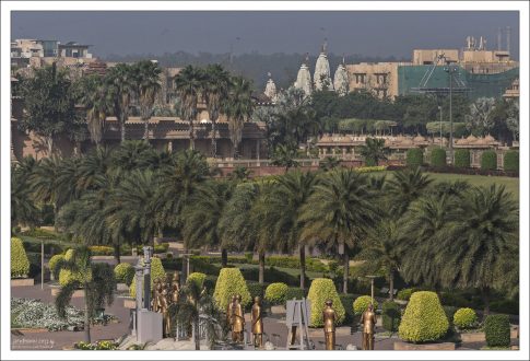 Парк при храме Акшардхам.