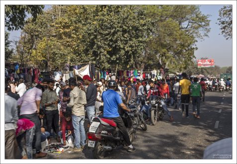 Толкучка а-ля рынок "Юнона" 90-х в Питере.