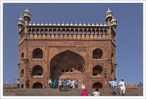 Одни из трех ворот, ведущих на площадь перед мечетью Jama Masjid.