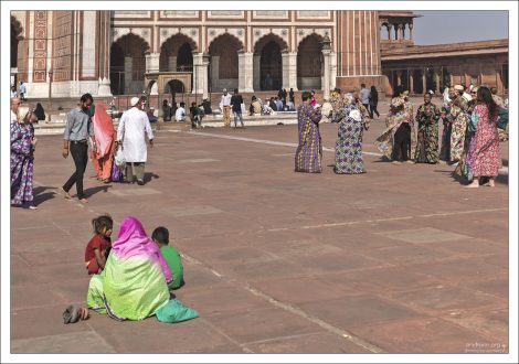 Внутренний двор мечети Джами-масджид может принять одновременно до двадцати пяти тысяч верующих.