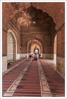 Молитвенная зона в мечети Джами-масджид.