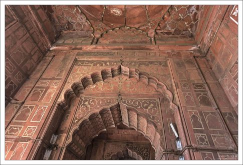 Декоративные межкомнатные арки в мечети Джами-масджид.