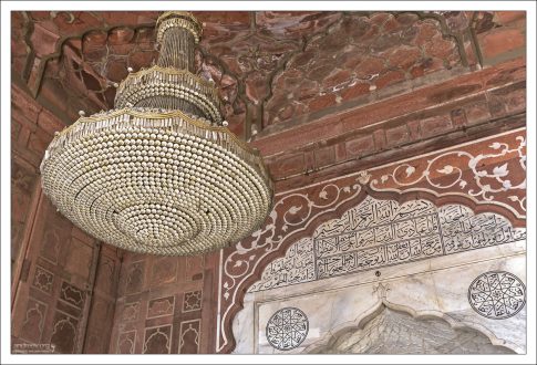 Хрустальная люстра в центральном куполе обеспечивает свет для мечети Jama Masjid.