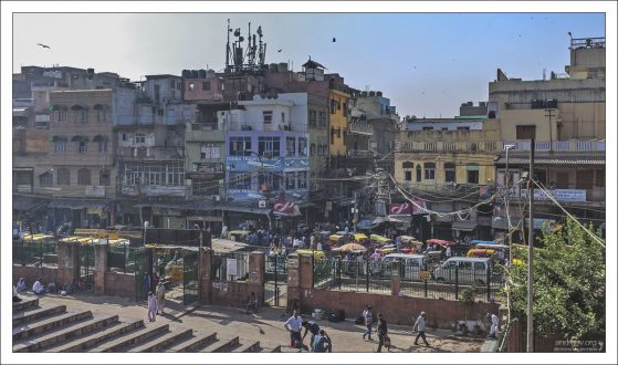 Очередная барахолка при мечети.