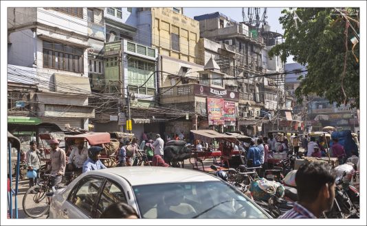 Разнообразные участники дорожного движения.