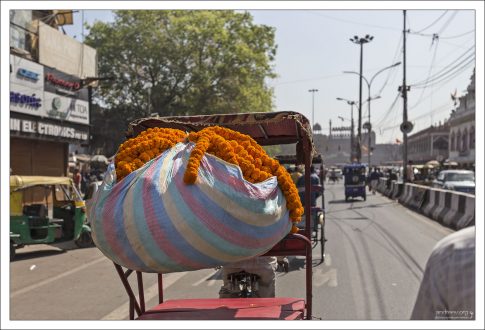 Из бархатцев принято делать гирлянды (marigold garland), которые на севере Индии называются «мала».