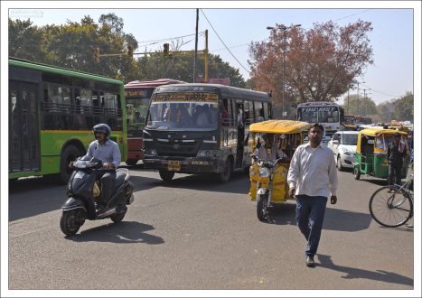 Типичная ситуация на индийской дороге - много всех.