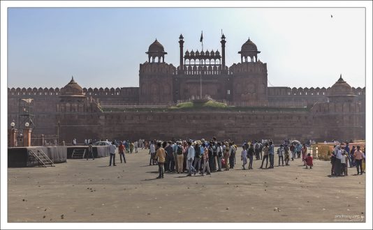 Лал-Кила или Красный Форт - историческая цитадель Дели эпохи Великих Моголов, построенная в 1652.