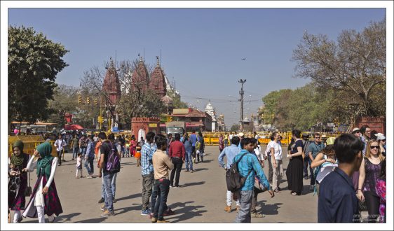На площади перед храмом Shri Digambar Jain Lal Mandir - старейшим и самым известным джайнским храмом в Дели. В нем находится больница для птиц.