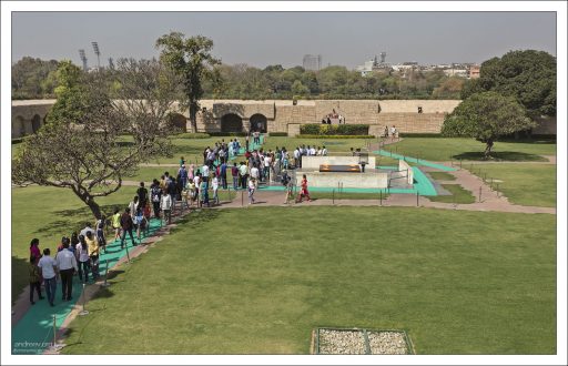 Raj Ghat - Мемориал Махатмы Ганди, установленный на месте кремации лидера национально-освободительного движения Индии, павшего от рук убийцы в 1948 году.