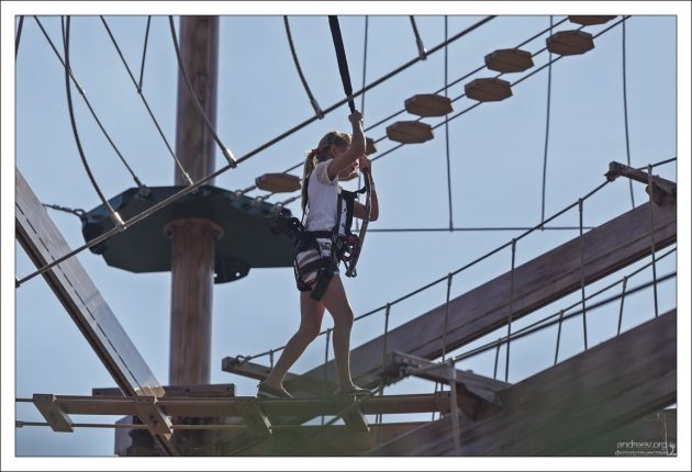 Саша проходит веревочный курс Twisted Trails.