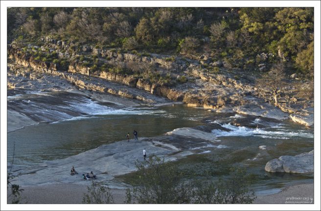 Пороги на реке Pedernales river в парке Pedernales Falls State Park.