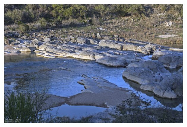 Крошечные фигурки людей на порогах Педерналес.