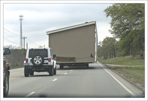 Перевозят ровно половину дома.