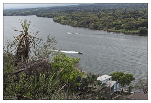 Озеро Lyndon B. Johnson, более известное среди местных как Lake LBJ - водохранилище на реке Колорадо в Техас-Хилл-Кантри.
Названо в честь 36-го президента США, Линдона Джонсона. До него был Джон Кеннеди, после - Ричард Никсон.
22 ноября 1963 года Кеннеди был убит, и с этого дня Джонсон начал исполнение обязанностей президента. Джонсон (ехавший в том же кортеже машин, что и президент) приступил к исполнению обязанностей президента, принеся присягу на борту президентского самолёта № 1, стоявшего на аэродроме Далласа.