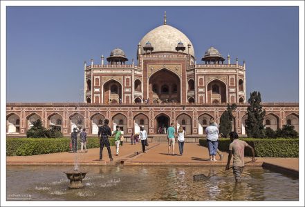 Строительство мавзолея Хумаюна началось в 1562 году и закончилось 8 лет спустя.