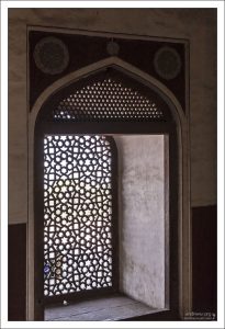 Ниша михраб указывает направление на Мекку. Мавзолей Хумаюна.