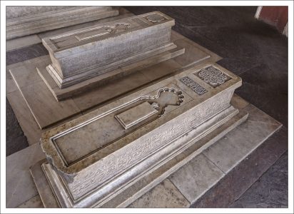 Кенотафы (символические надгробия) жен и детей падишаха Хумаюна.