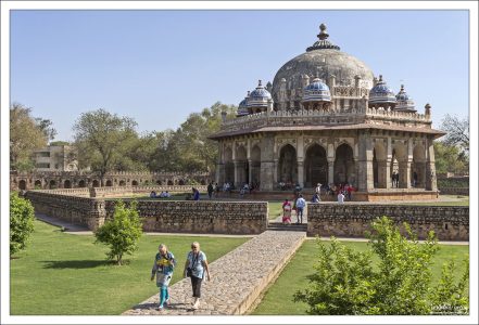 Гробница Исы Хана, знатного вельможи, построенная еще при его жизни (16-й век). Находится рядом с мавзолеем Хумаюна.
