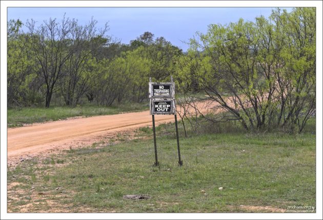 Частная дорога. Держитесь подальше.