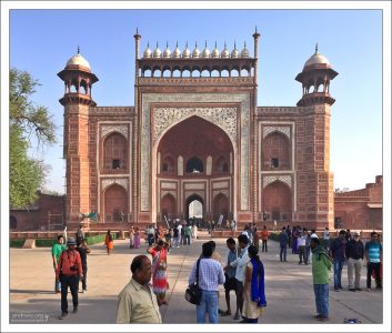 Главные ворота на территорию Тадж-Махала, с двумя чатри (беседками) по бокам. Агра, Индия.