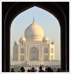 Тадж-Махал в дымке сквозь главные ворота.