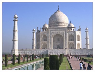 Мавзолей Тадж-Махал - «Корона дворцов» - лучший пример архитектуры стиля моголов.