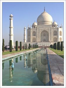 На строительстве Тадж-Махала работали 20 тысяч ремесленников и мастеров (17-й век).