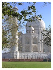 Тадж-Махал был построен по приказу падишаха Шах-Джахана в память о жене Мумтаз-Махал, умершей при родах четырнадцатого ребёнка. Позже здесь был похоронен и сам Шах-Джахан.