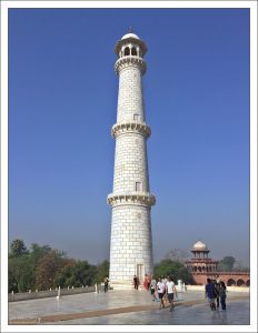 Один из четырех минаретов по углам Тадж-Махала. Они слегка наклонены в сторону от усыпальницы для того, чтобы в случае разрушения не повредить её.